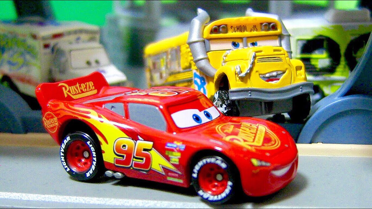 カーズ V8カフェでミス・フリッターが大あばれ!