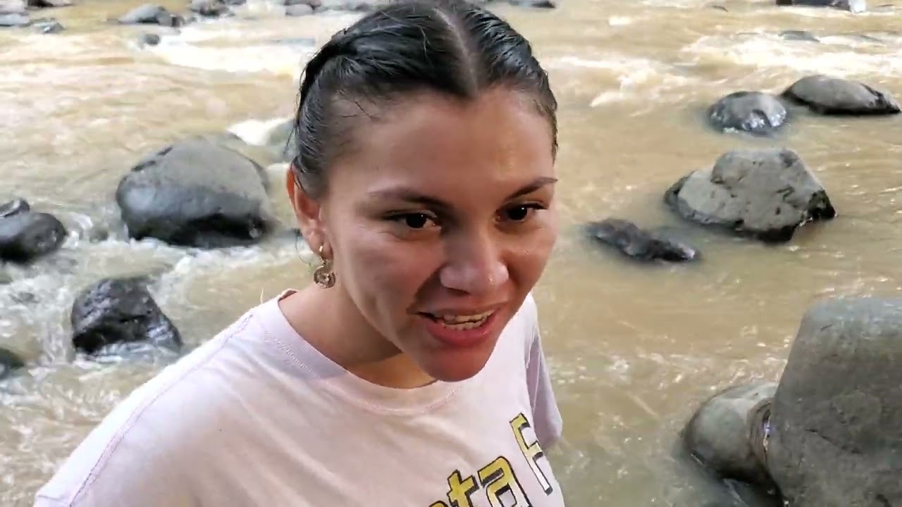 WENDY MÉNDEZ LE GUSTA MUCHO LO FRESCO DEL RÍO - SALVADOREÑAS HERMOSAS