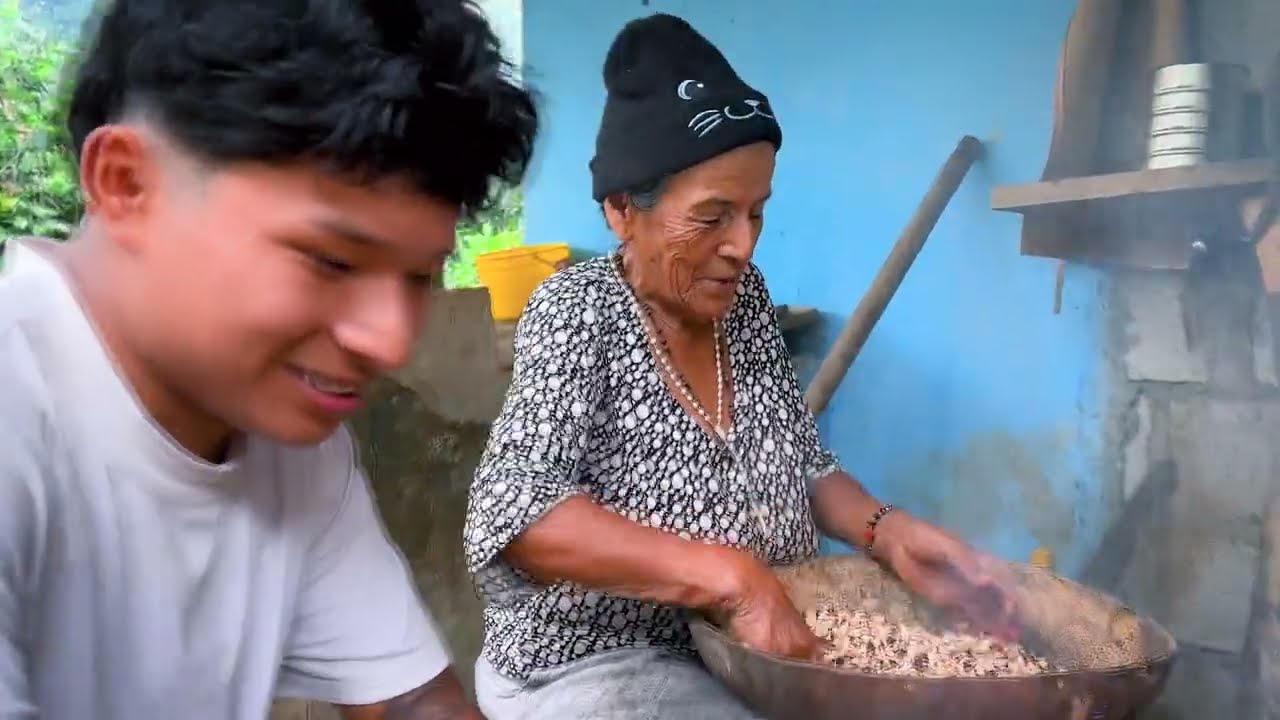Yefito – Haciendo crema de maní  con mi abuelita para comer con yucas