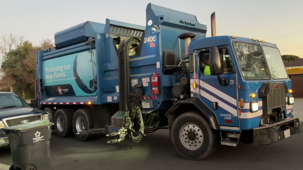 Republic Services Friday Garbage Trucks Part 9: Rear Loader on Bulk and a Huge Organics Route