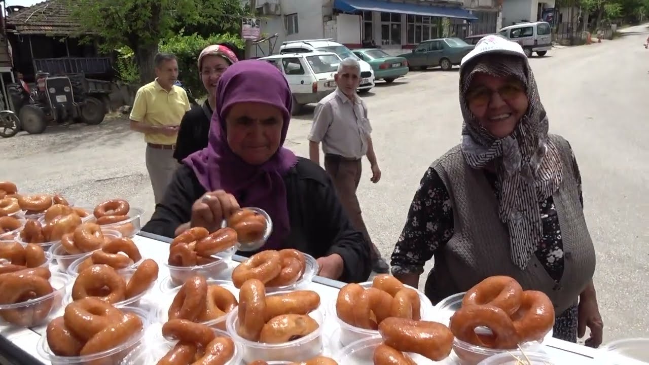 lokmacı zehra abla. olukbaşı köyünde.  lokma hayrı. 8 haziran 2024. foto ayfa