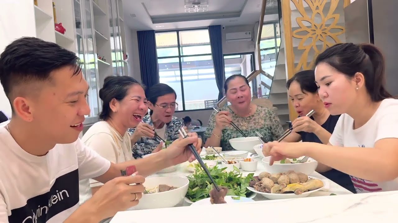 SÁNG DẬY ĐƯỢC MẸ NẤU CHO NỒI PHỞ SƯỜN BÒ QUÁ ĐÃ