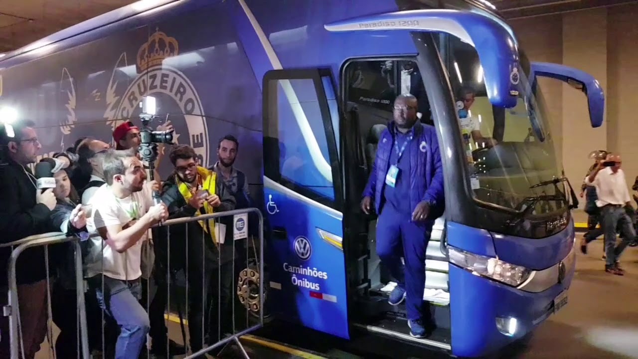 11/07/19 - Cruzeiro x Atlético-MG: Recepção da Nação Azul ao time na chegada ao Mineirão