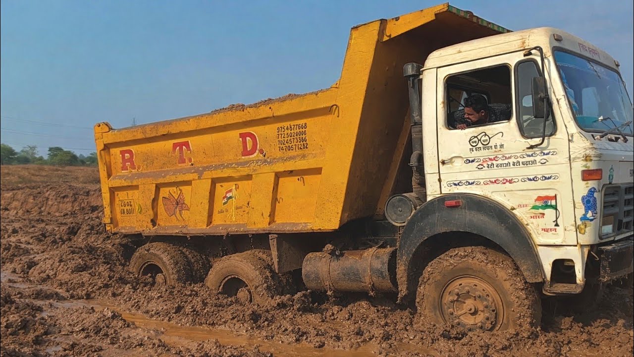 भारी Dumper Truck दल-दल में बुरी तरह फंस गया 😱 निकल पाएगा या नहीं? #jcb #dumper #jcbbaba 