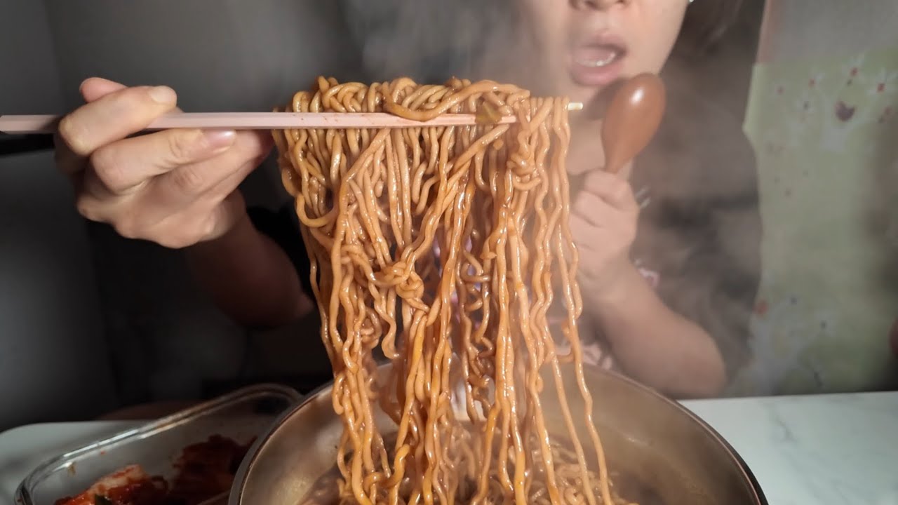새해에는 꼭 떡상 가고싶은 어느덧 유투브 1년차 으른여자의 브이로그 (라면먹방 트레이더스소불고기 떡만두국) 