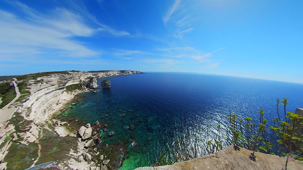 Les falaises calcaires de Bonifacio en Corse avec vue sur le phare de Pertusato et le grain de sable