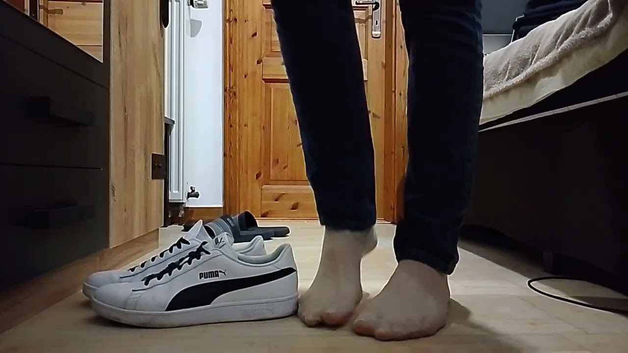 ASMR: sneaker shoeplay in nylon socks. Foot Reflexology (I'm Boy)