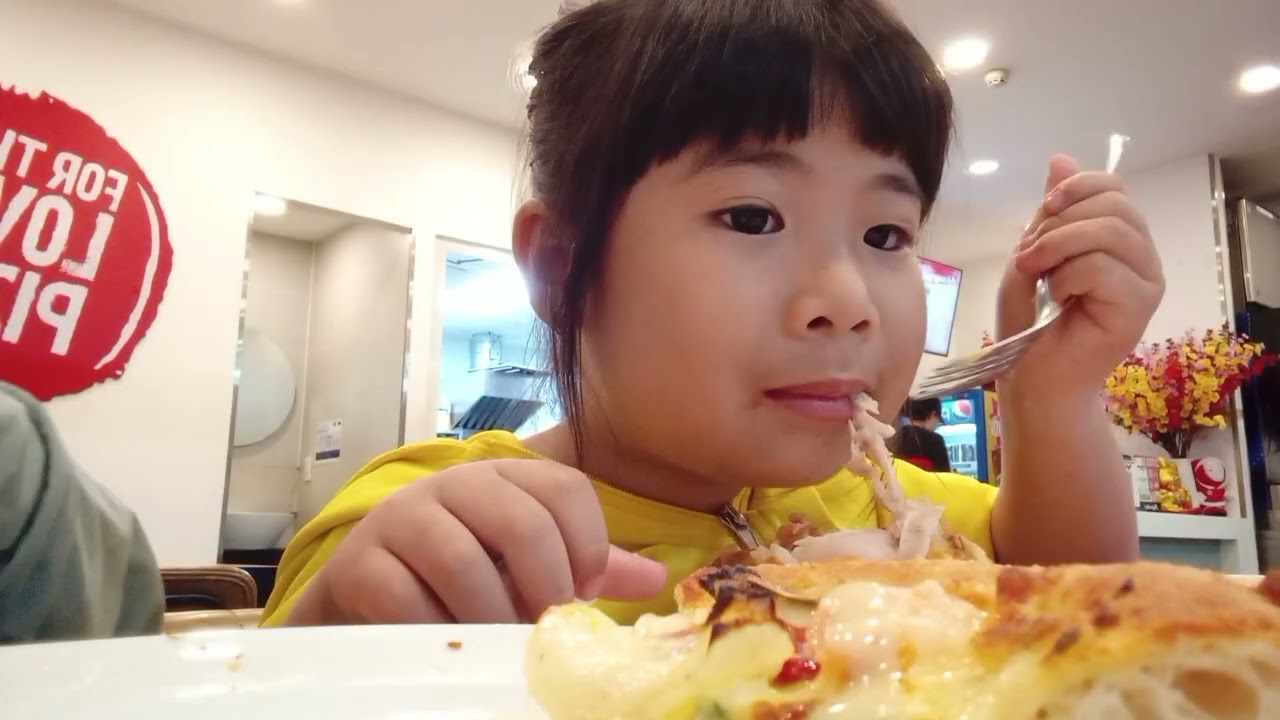 Thưởng em ăn pizza vì nỗ lực học tập nguyên tuần #kenhthieunhi  #food  #pizza 