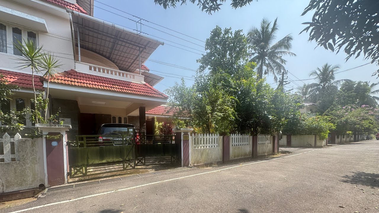 Pre-Owned House for Sale near Kakkanad, Ernakulam | 12 Cent, 2000 Sqft, 4 BHK | Very Urgent Sale