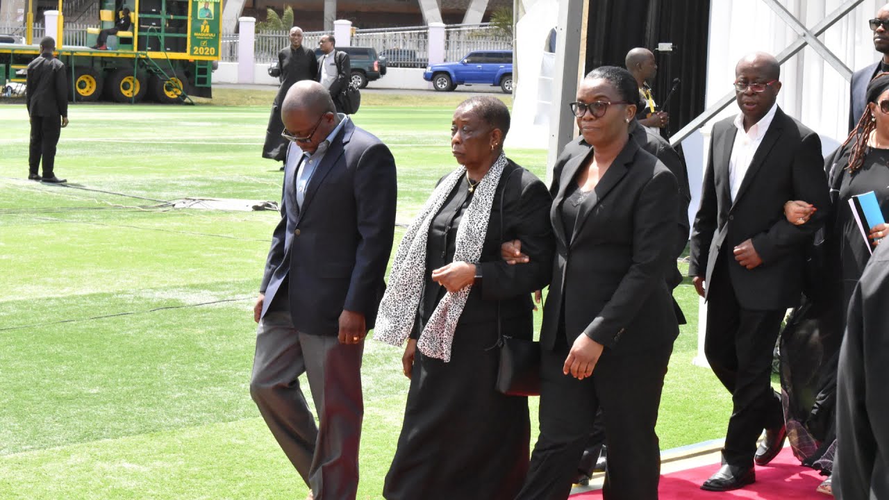 RAIS MAGUFULI ,MKE WA RAIS MKAPA Kwa Majonzi Wakitoka Uwanjani | Wananchi Wakiuwaga Mwili Wa MKAPA