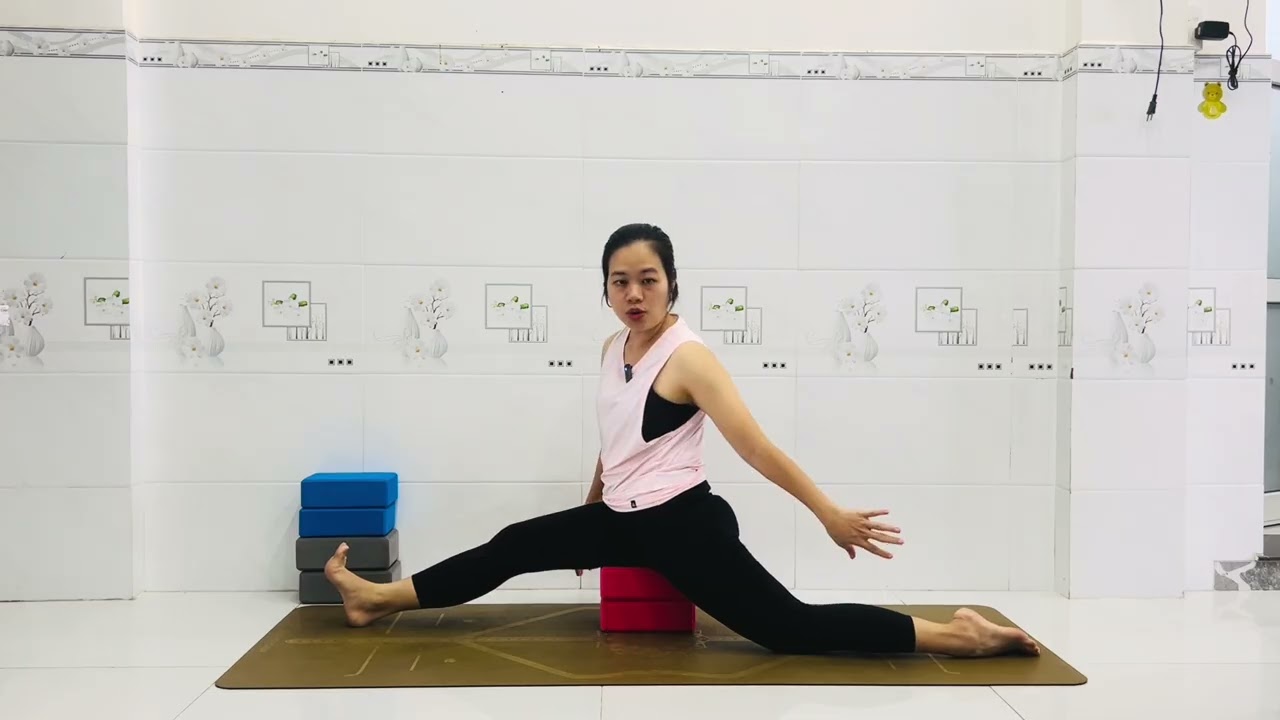Tách dọc chân trong yoga- cho người mới | Dương Thảo Yoga 