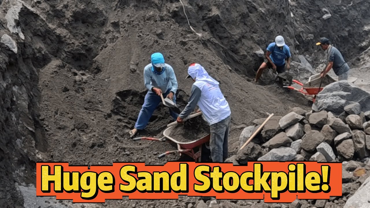 Watch Until the End! Traditional Sand Harvesting in Action