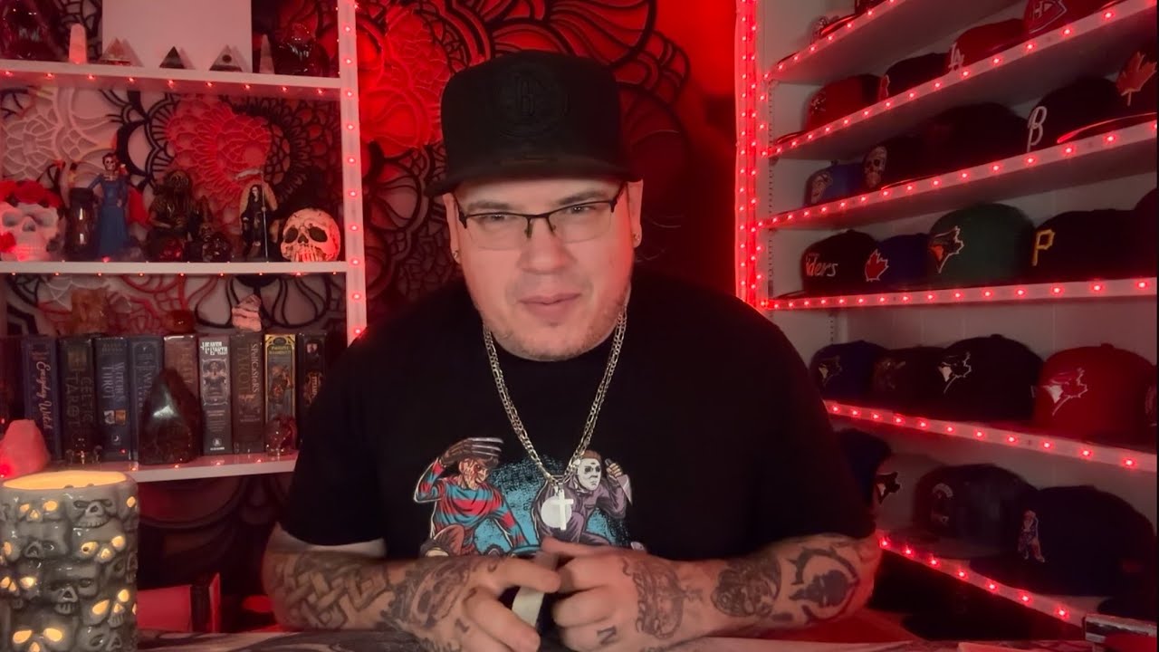 Лев ♌️ &laquo;Они тебя видят&raquo; Таро на октябрь. Любовное чтение