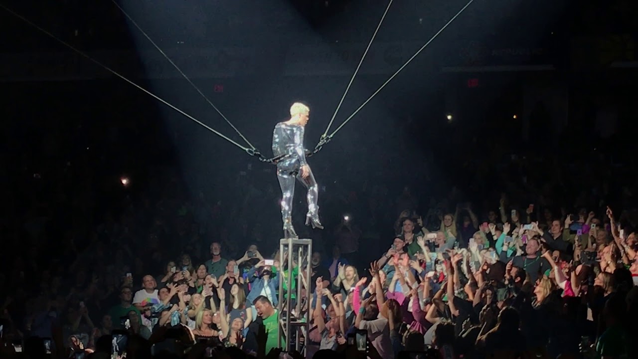 Pink - So What - P!NK - Indianapolis, March 17, 2018 - Aerial Acrobatics