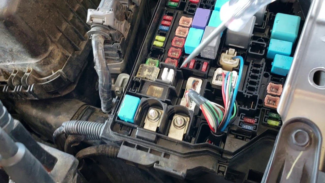 Toyota corolla 2014 no enciende, por problema de fusibles en corto circuito.