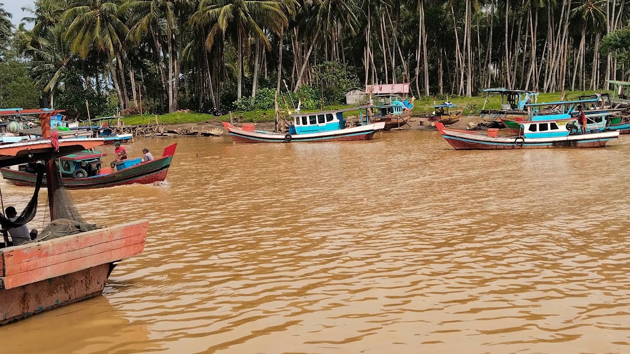 Kapal nelayan mencari tempat bersandar di dermaga