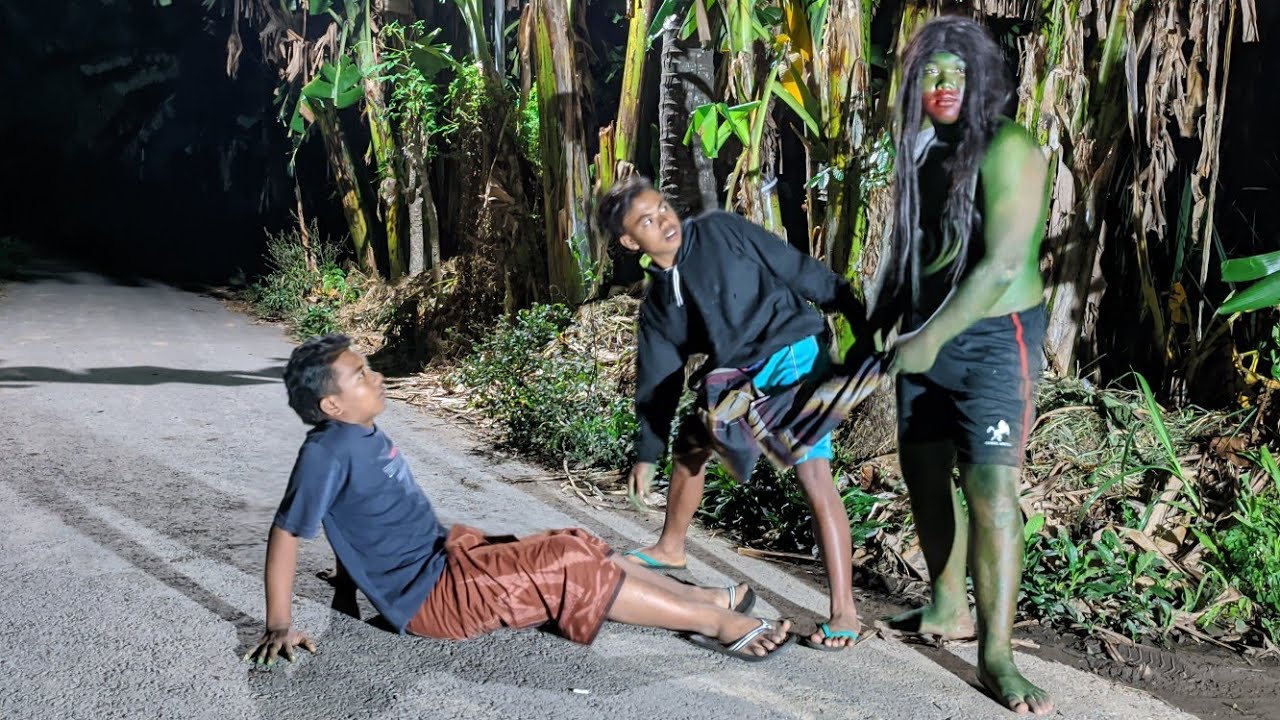 Buto Ijo Tarik Sarung Orang Auto Kabur | Prank Buto Ijo | Ghost Prank