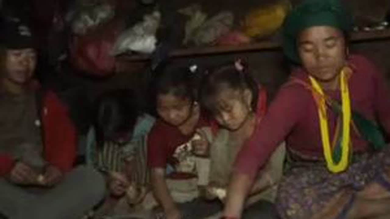 翠花家里坐满了亲戚邻居，翠花让三妹煮了一大锅土豆招待他们，还给大家品尝了单山蘸水辣椒粉