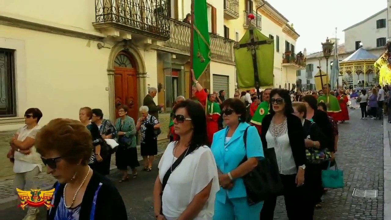 La banda di Barrea,G. M. Vallis Regia, accompagna, in solenne processione, la Madonna delle Grazie.