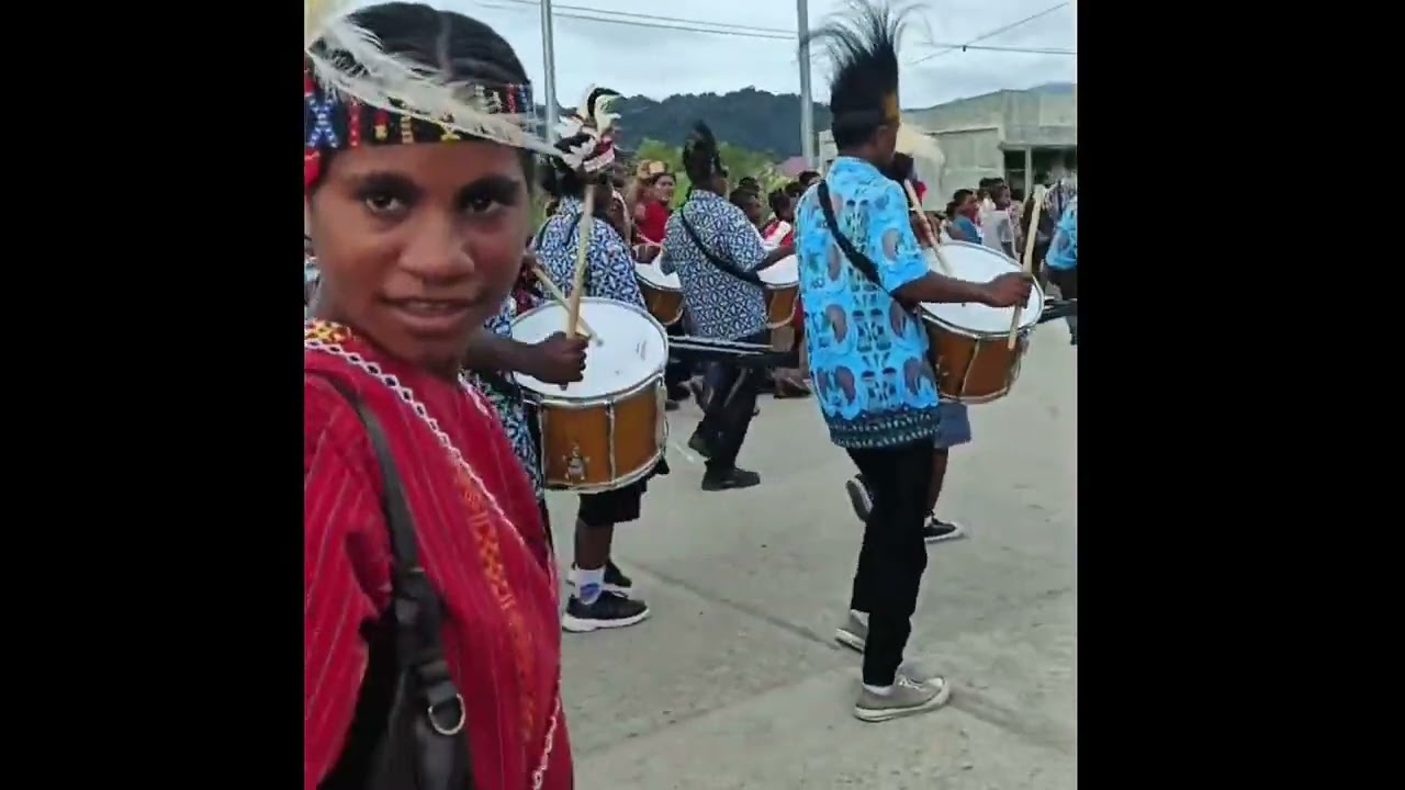 Penerimaan salib IYD,drSausapor diterima oleh Fef, di sambut dgn tarian Tumbuh tanah oleh Paroki Fef