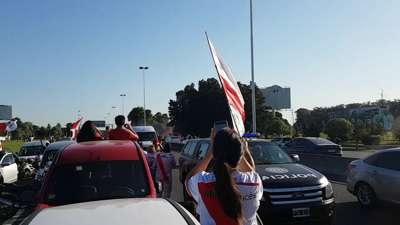 Caravana de River Campeón!! Salida del Aeropuerto - Autopista Richieri