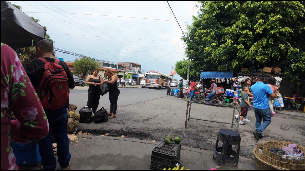 Cojutepeque - Caminando desde el Parque Central hacia el Tiangue o Mercado Central