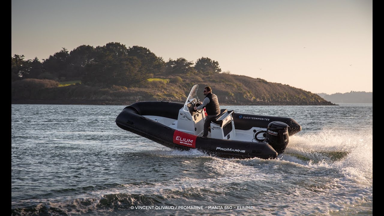 A semi-rigid Boat made with recyclable thermoplastic solutions