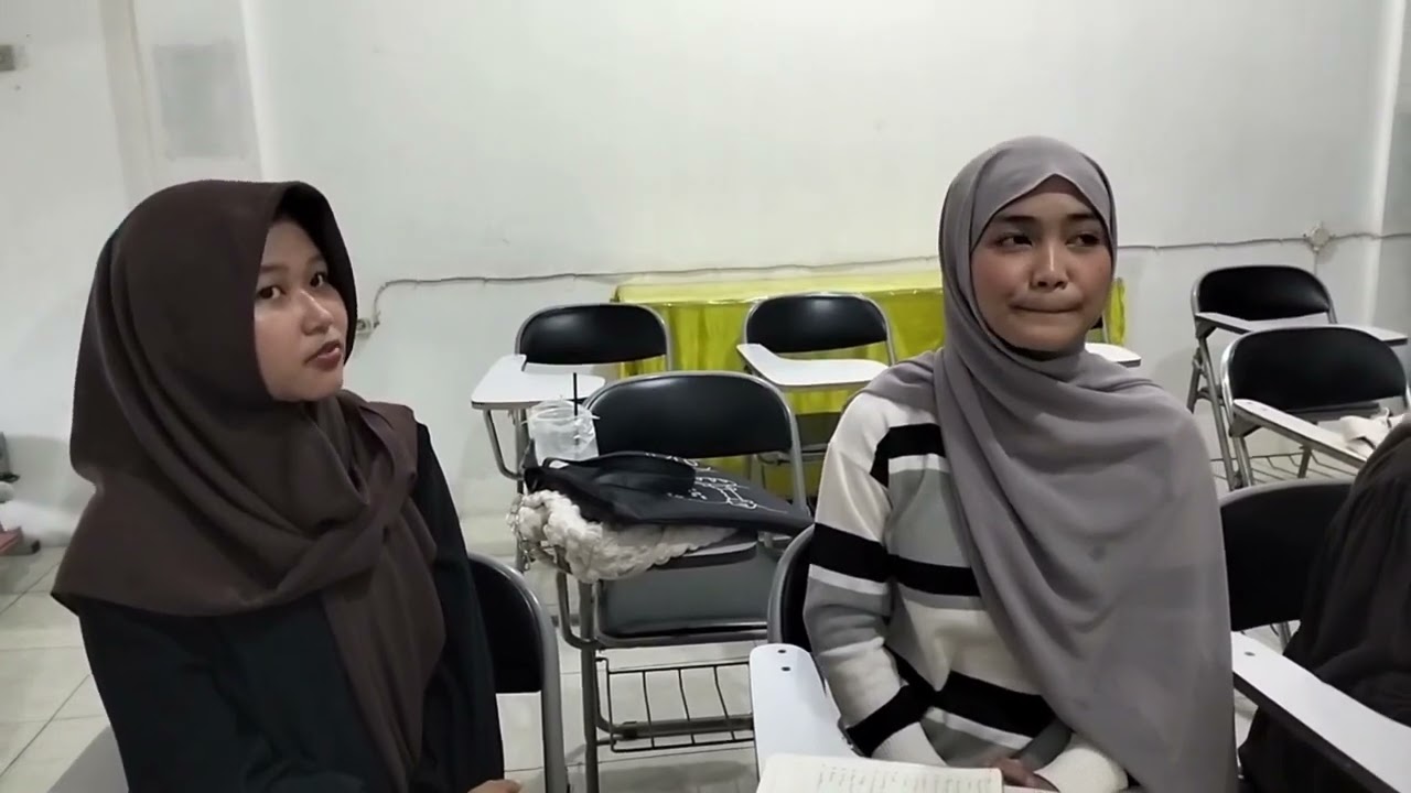 English for Communication Scholarship (Ratih dan Salwa)