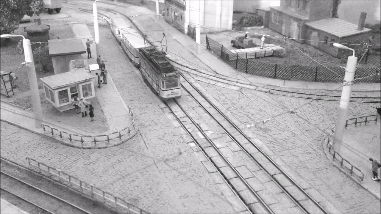 Modellstraßenbahn-Rundfahrt in Schwarz- Weiß auf meiner Straßenbahnanlage in Spur TTm