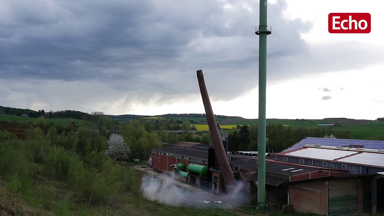 Darmstadt/Reinheim: Schornstein-Sprengung