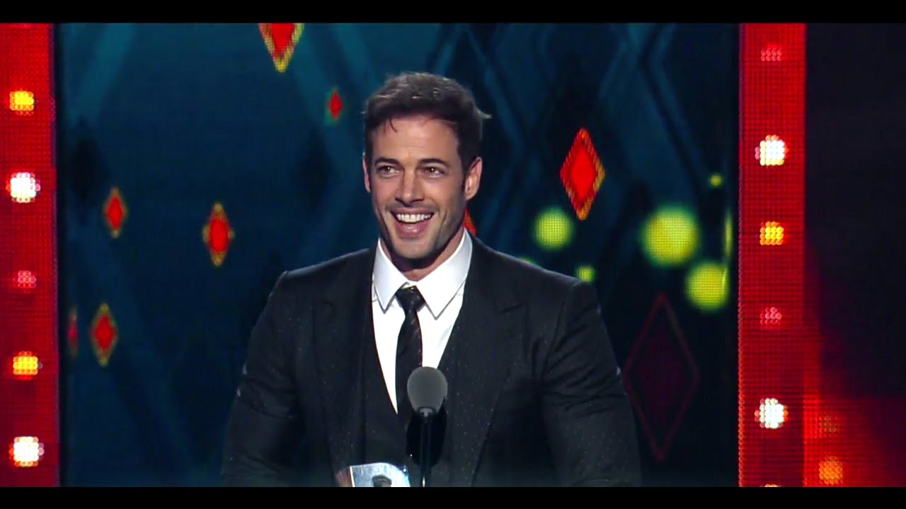 William Levy recibió a una bella mujer en su camerino