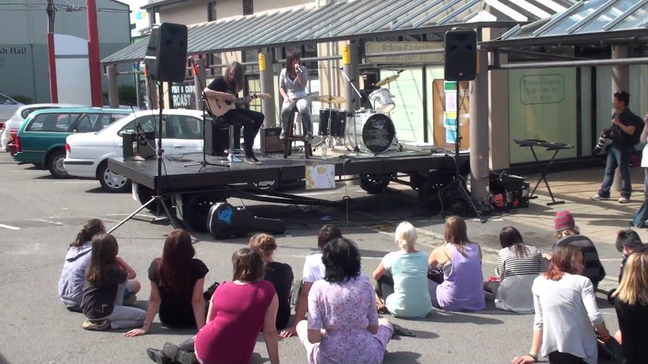 Garage Six IX Acoustic performing 
