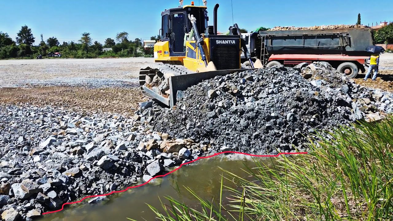 Perfectly Operates Using Skill Bulldozer SHANTUI pushing stone with Unloading 25.5t Dump trucks