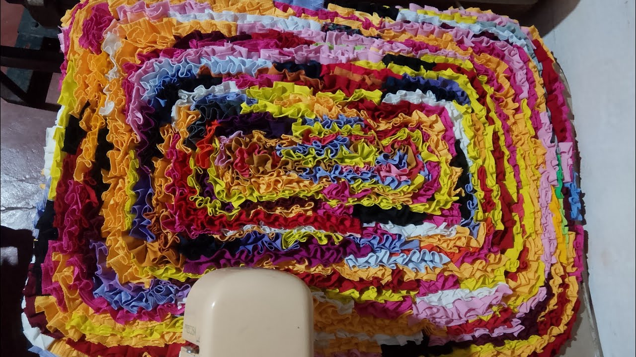 Tapete de retalhos no frufru todo colorido na máquina de Singer 