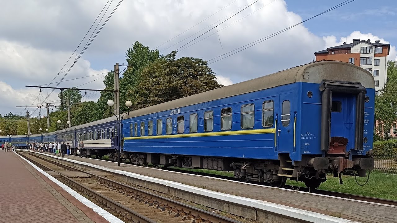 ЧС7-214 з поїздом Київ - Трускавець прибуває на станцію Трускавець