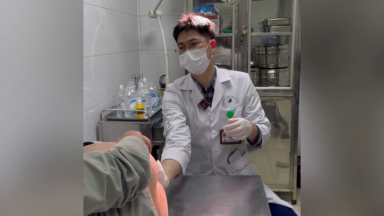 Bs Cường khám lại sau phẫu thuật hậu môn, may có cái dây đó không thì phải mổ đi mổ lại