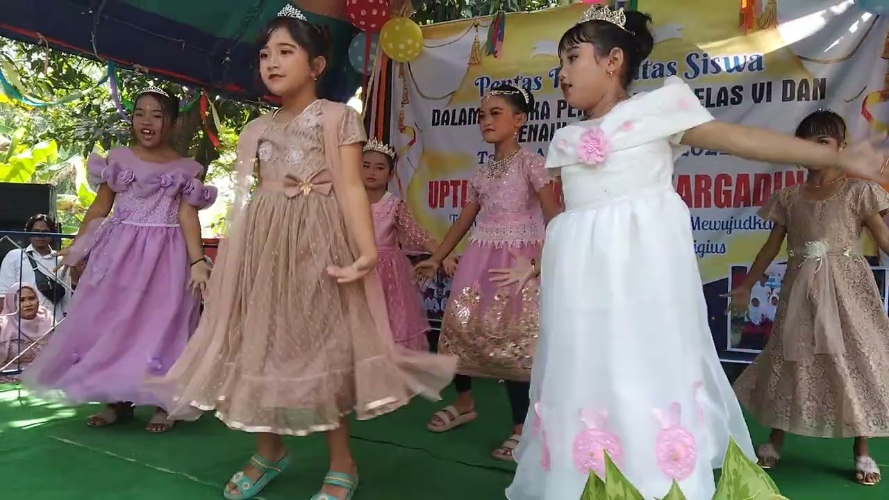 tari India paling keren.mudah dan lucu (acara perpisan kelas 6 UPTD SDN 2 Mekargading)