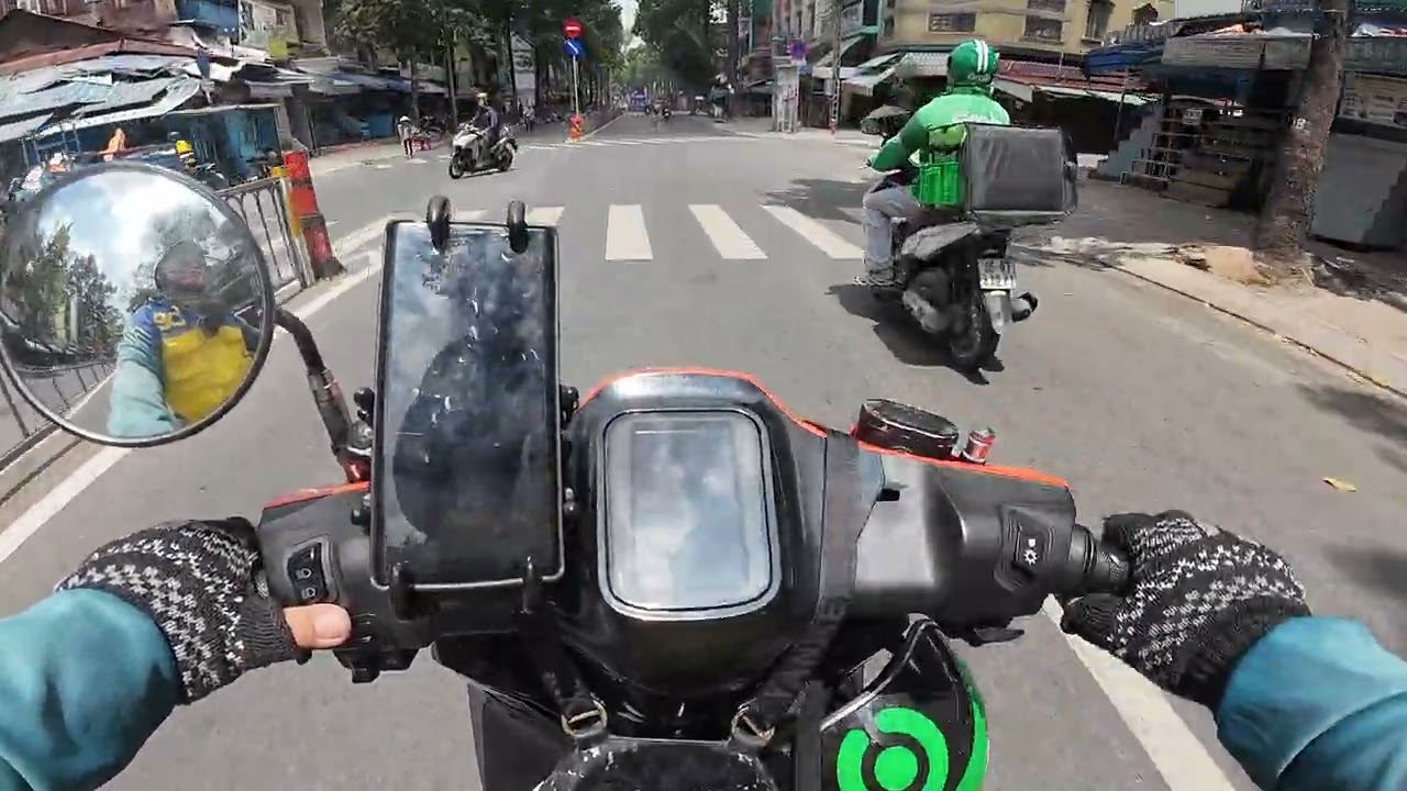 Cuốc xe trưa nắng