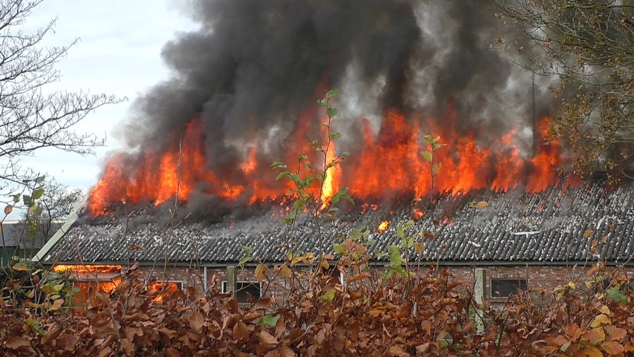 23-11-2015 Schuur met asbest volledig verwoest door brand Tjaerdawei Rinsumageast