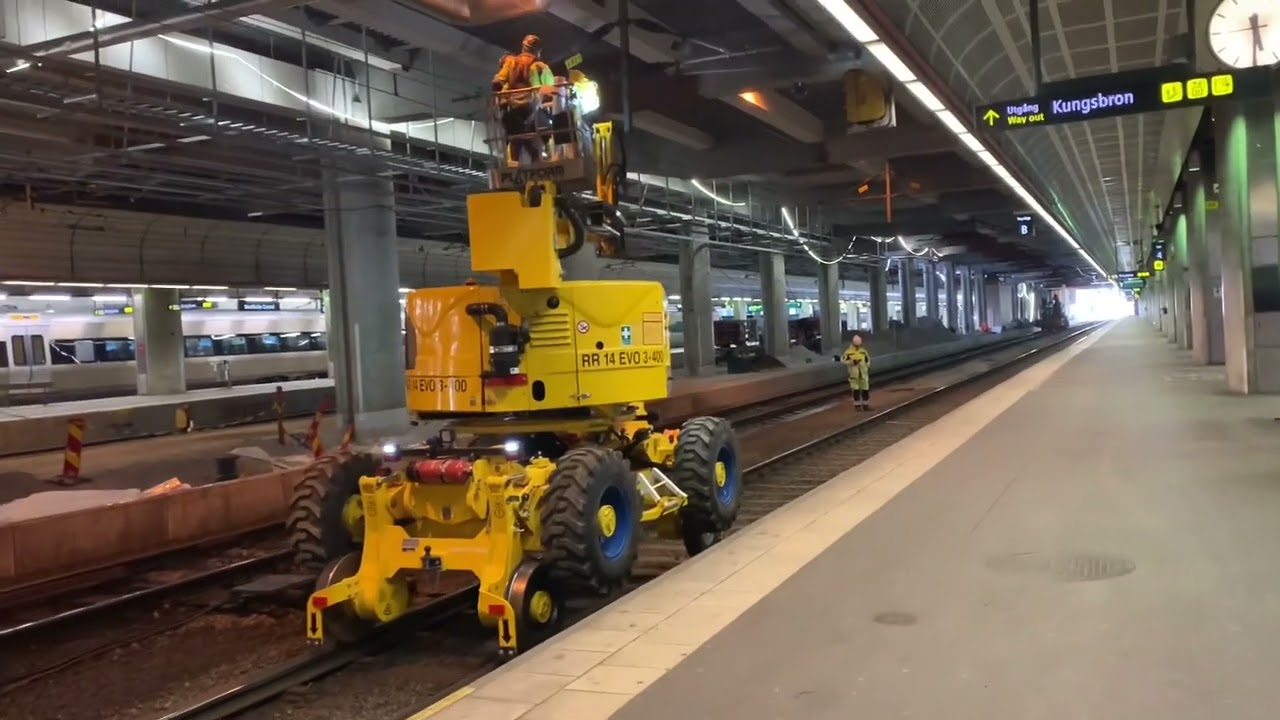 Massor med spårändringar och utrop på Stockholms Centralstation.