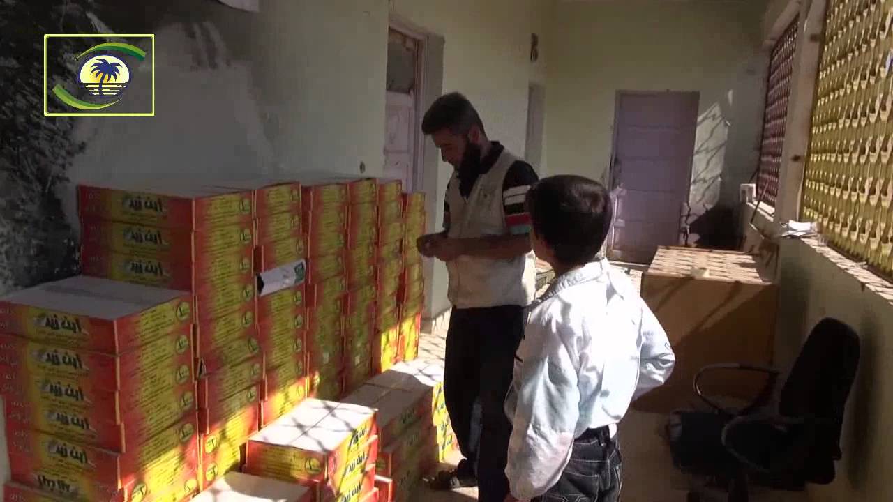 منادي الخير-ضمن حملة ولهم منا تمرات-توزيع التمور في بلدة طعوم-ادلب-سوريا 13-6-2015