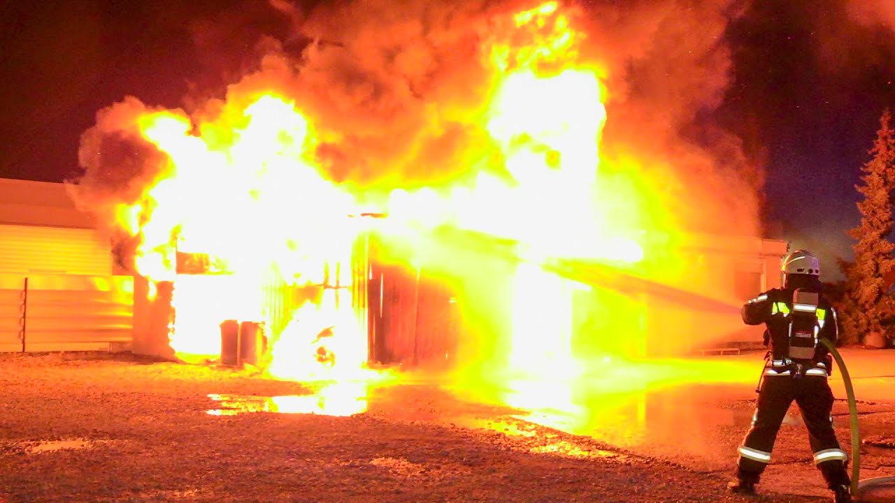 [GROSSEINSATZ DER FEUERWEHR LANGENFELD] - Vollbrand auf Firmengelände | Massive Rauchentwicklung -