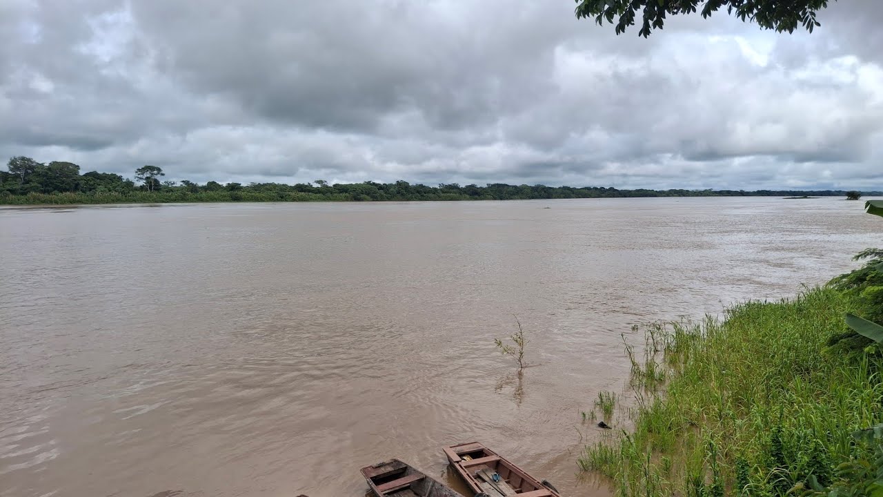Tentei pescar mais o rio tá correndo muito. 