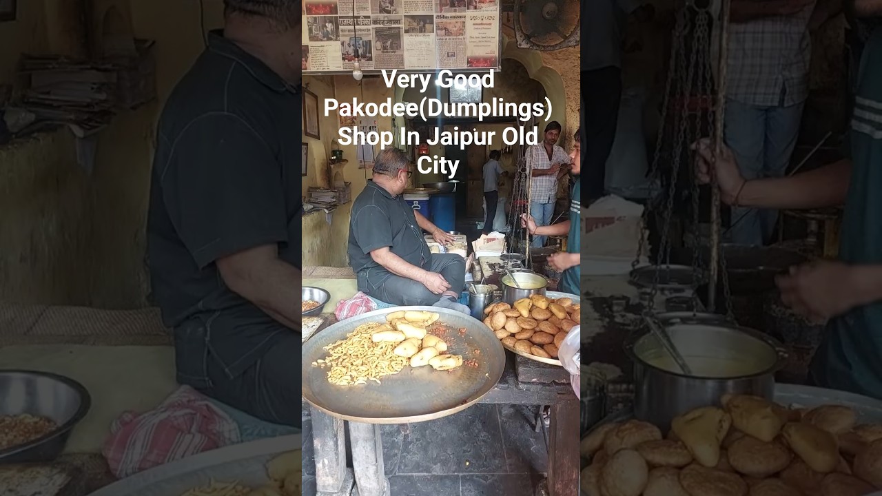 Tasting Crispy Pakodee in Jaipur Old City | Famous Street Food of Jaipur 🍽️🌶️