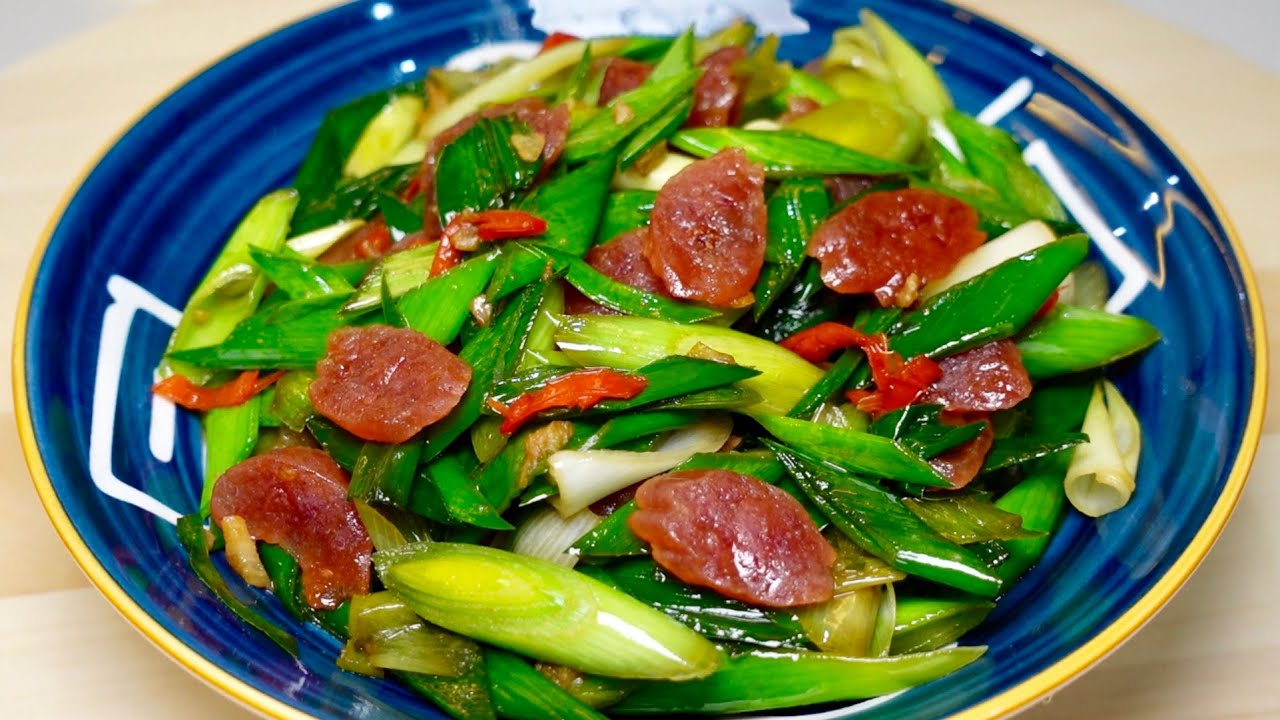 大蒜炒腊肠😍开胃又下饭，真的特别好吃，10分钟就能搞定的家常菜，2碗米饭都不够吃Stir-fried leek with Chinese sausage😍Appetizer and delicious