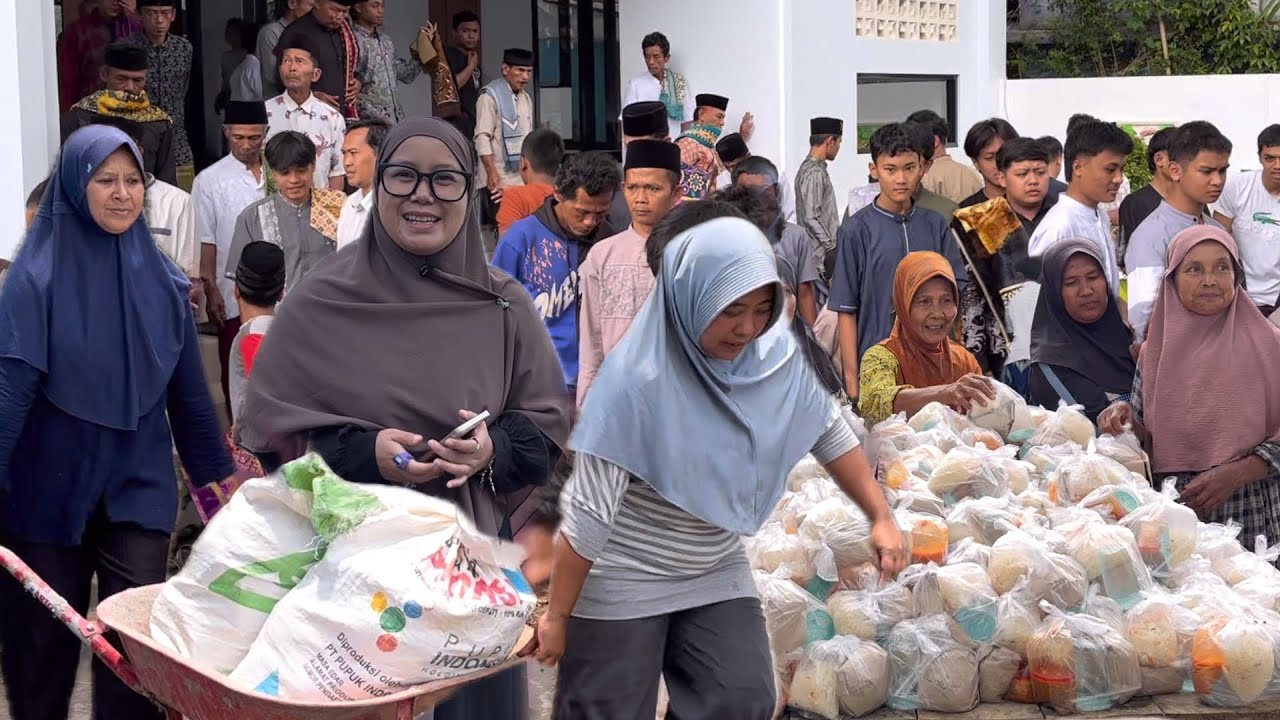JAMAAH MEMBLUDAK MELAKSANAKAN SHOLAT JUM’AT DI MASJID YANG HAMPIR SELESAI DI BEDAH DONATUR DERMAWAN