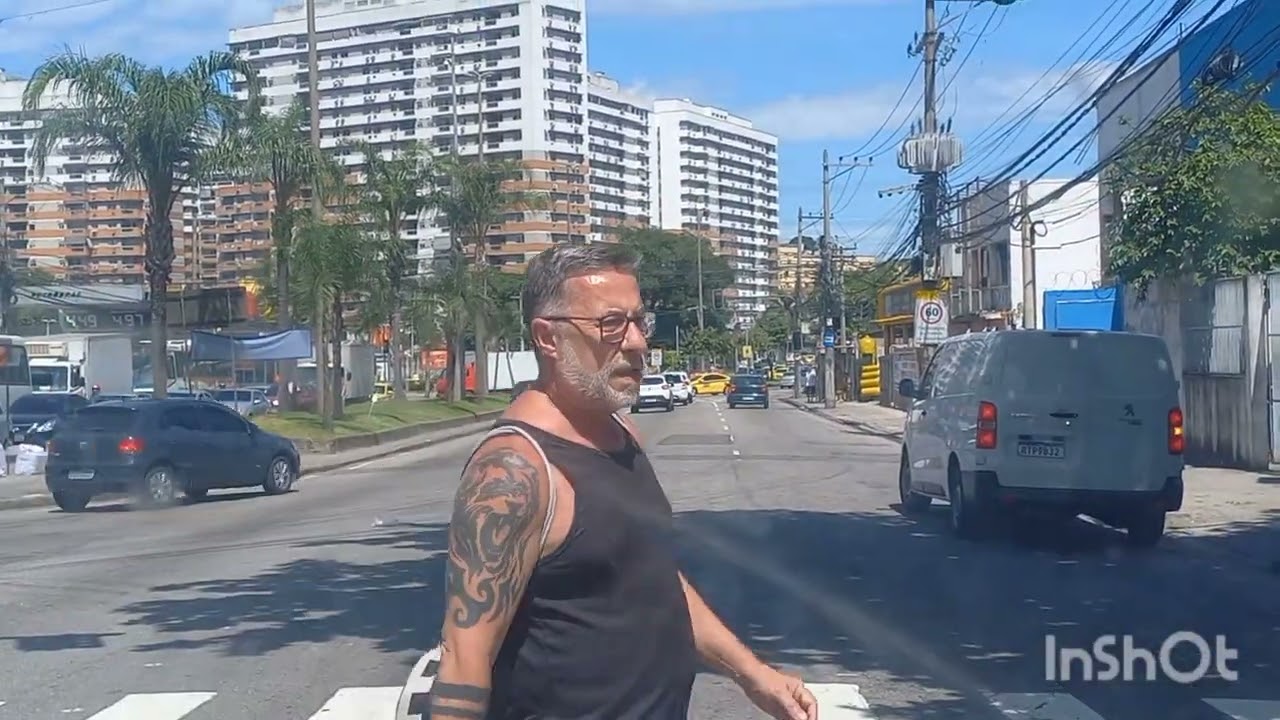 av. Dom Hélder Câmara, antiga av. suburbana, passando em frente a igreja universal catedral, Rj