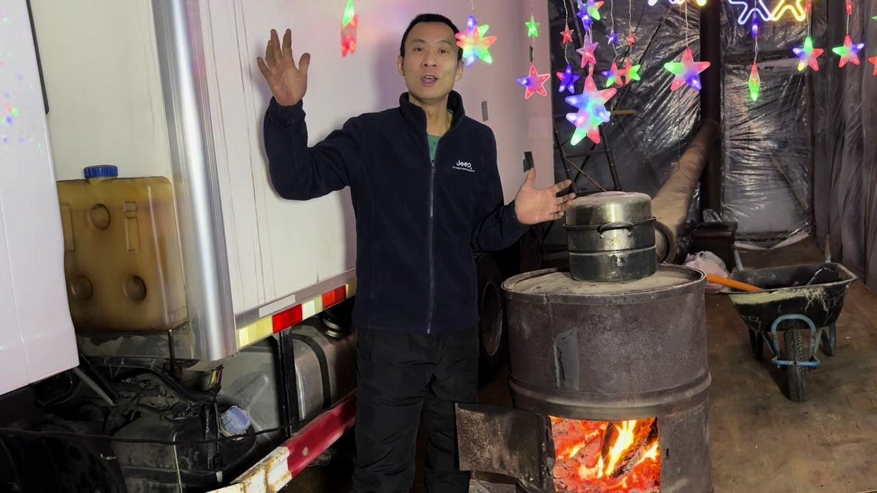深夜营地被一场大雪覆盖，自制车库里大型柴火炉烧的通红好暖和