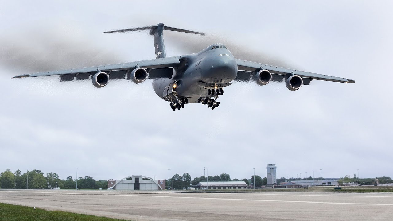 The Crazy Process of Landing US Largest 420 Ton Cargo Aircraft