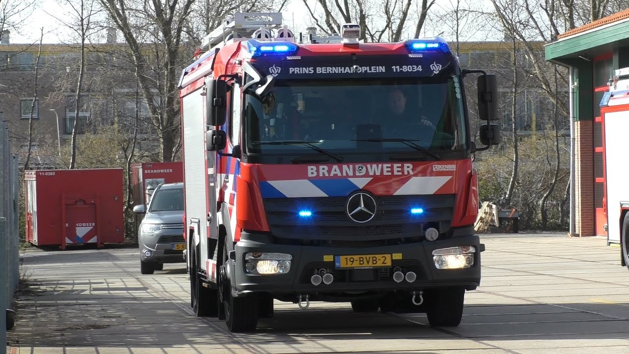 Gloednieuwe tankautospuiten Prins Bernardplein & Oostzaan vertrekken met zwaailichten!